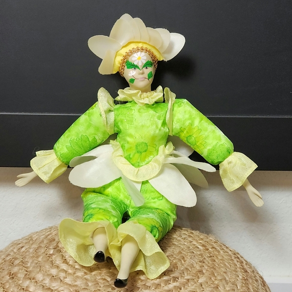 VINTAGE GOOD STUFF FLORAL DESIGN PORCELAIN DOLL - Picture 1 of 7